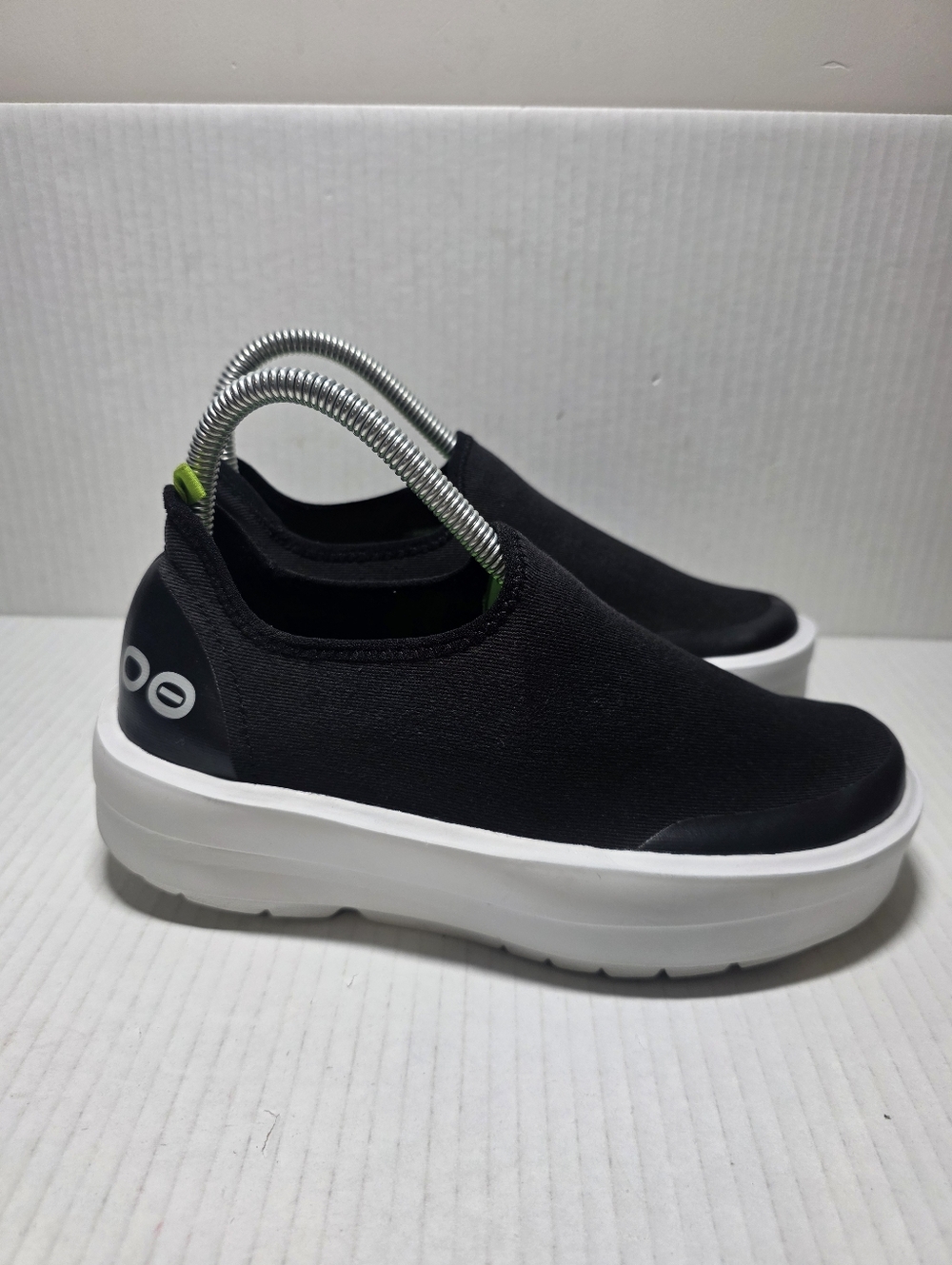 Oofos OOmg eeZee Low Recovery Shoes Slip On Shoes Women's Size 6  Black White